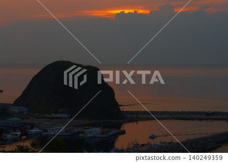 夏季,北海道的捨裡町有阿神之神瀑布,黃昏時分,漁船會停靠在宇登呂港。 夏季,北海道的捨裡町有阿神之神瀑布,黃昏時分,漁船會停靠在宇登呂港。 140249359