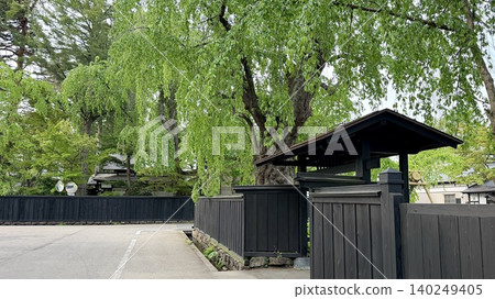 武士宅邸的城鎮景觀，以黑色木柵欄和藥工風格的大門為特色，與周圍的綠植相映成趣，美不勝收。 （秋田縣仙北市角館町） 140249405
