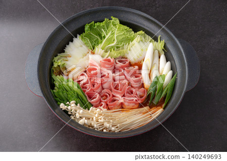俯視視角下的五花肉泡菜火鍋 俯視視角下的五花肉泡菜火鍋 140249693