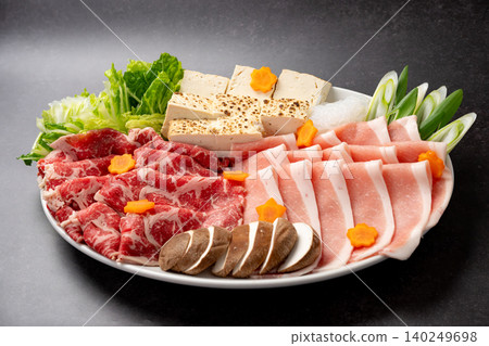 火鍋用各種肉類和蔬菜 火鍋用各種肉類和蔬菜 140249698