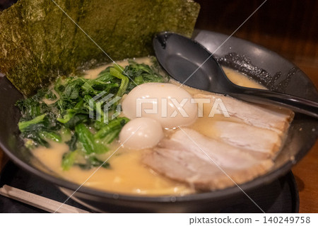 家繫拉麵,湯底濃鬱,以豬骨和醬油熬煮而成,配料豐富。 家繫拉麵,湯底濃鬱,以豬骨和醬油熬煮而成,配料豐富。 140249758