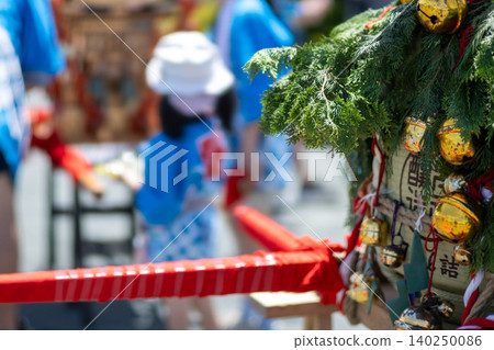 夏季祭典上裝飾著便攜式神龕的金鈴鐺,以及穿著法被的孩子的背影。 夏季祭典上裝飾著便攜式神龕的金鈴鐺,以及穿著法被的孩子的背影。 140250086