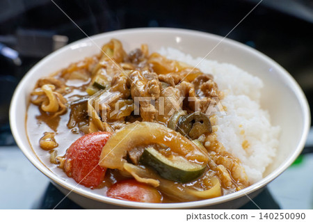 一道看起來很美味的咖哩飯,裡面有很多豬肉和當季蔬菜。 一道看起來很美味的咖哩飯,裡面有很多豬肉和當季蔬菜。 140250090