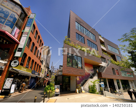 Streetscape in front of Shimokitazawa Station and Shimokita Front, Tokyo 140250181