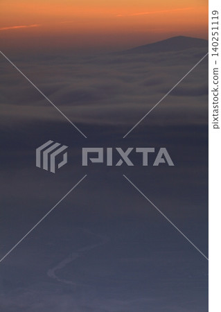 在早晨太陽弄髒的雲彩海 在早晨太陽弄髒的雲彩海 140251119