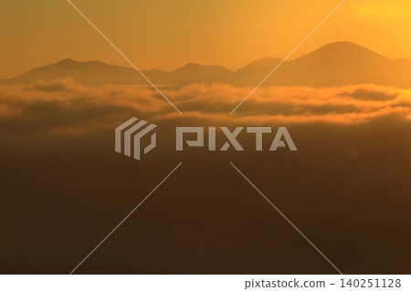 在早晨太陽弄髒的雲彩海 在早晨太陽弄髒的雲彩海 140251128