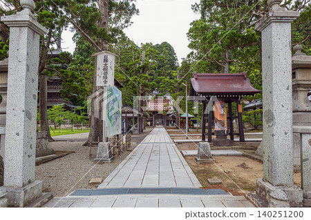 A view of the area in front of the gate of Zenpoji Temple in Yamagata. A view of the area in front of the gate of Zenpoji Temple in Yamagata. 140251200