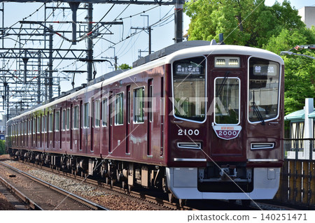 阪急寶塚線2000系列前往寶塚 140251471