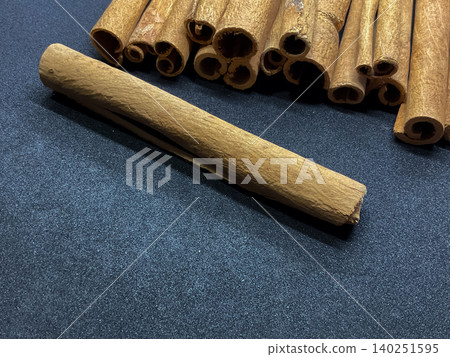 Row of aromatic dried cinnamon bark sticks spice dalchini Row of aromatic dried cinnamon bark sticks spice dalchini 140251595