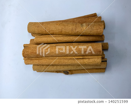 Row of aromatic dried cinnamon bark sticks spice dalchini  140251599