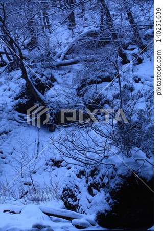 A waterfall that withstands the cold of winter A waterfall that withstands the cold of winter 140251639