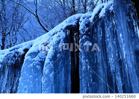 A waterfall that withstands the cold of winter A waterfall that withstands the cold of winter 140251660