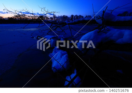 A waterfall that withstands the cold of winter A waterfall that withstands the cold of winter 140251676