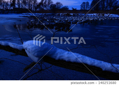 A waterfall that withstands the cold of winter A waterfall that withstands the cold of winter 140251680