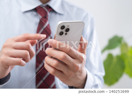 一個有智能手機的商人的手 一個有智能手機的商人的手 140251699