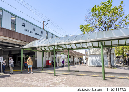 東京町田市的城市景觀:成瀨車站大樓和檢票口 東京町田市的城市景觀:成瀨車站大樓和檢票口 140251780