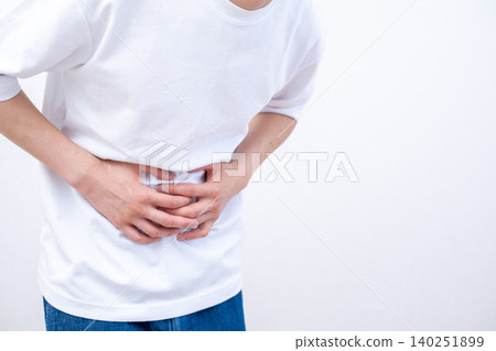 一個腹部有腹痛的男人 一個腹部有腹痛的男人 140251899