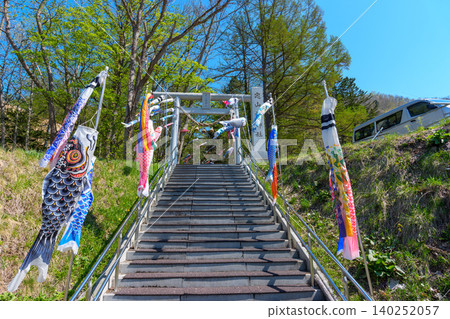 通往定山溪神社的路上掛滿了鯉魚彩帶:這是北海道札幌的春日景象。 通往定山溪神社的路上掛滿了鯉魚彩帶:這是北海道札幌的春日景象。 140252057