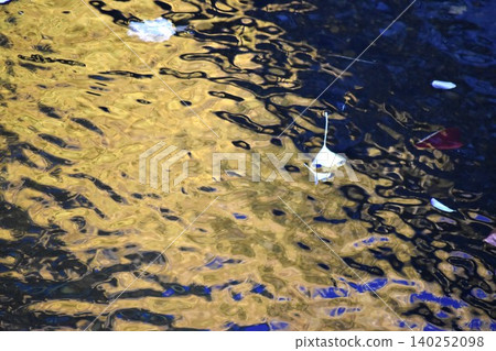 A background image of ginkgo leaves, their leaves turning yellow in autumn, reflected on the water's surface. A background image of ginkgo leaves, their leaves turning yellow in autumn, reflected on the water's surface. 140252098