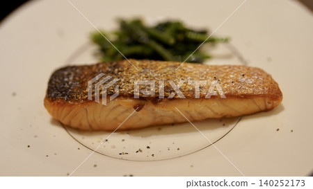香煎煙燻鮭魚 香煎煙燻鮭魚 140252173