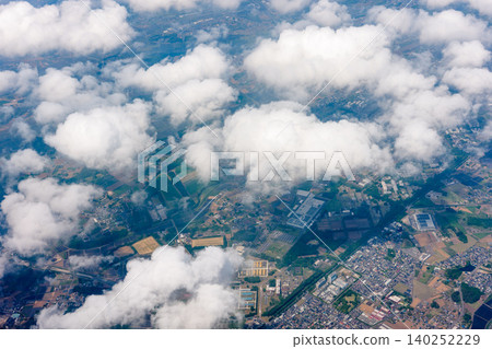 從飛機上俯瞰關東平原住宅區和雲層：日本空中風景 140252229