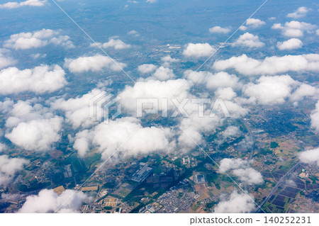 從飛機上俯瞰關東平原住宅區和雲層：日本空中風景 140252231