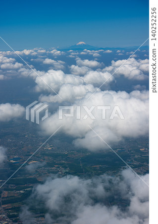 從飛機上看到的關東平原和富士山:日本壯麗的空中景色。 從飛機上看到的關東平原和富士山:日本壯麗的空中景色。 140252256