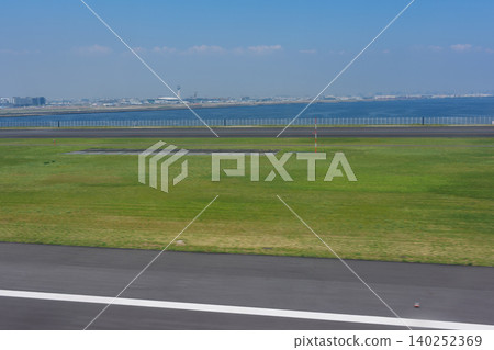 羽田機場跑道，俯瞰東京灣的日本最大機場景色。 140252369