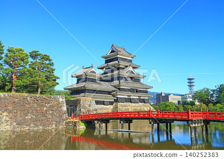 長野縣松本市、國寶松本城及埋橋風景 長野縣松本市、國寶松本城及埋橋風景 140252383