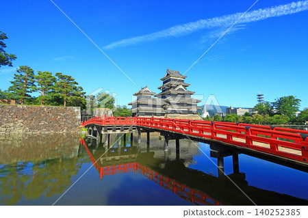 Matsumoto City, Nagano Prefecture, national treasure Matsumoto Castle and buried bridge scenery Matsumoto City, Nagano Prefecture, national treasure Matsumoto Castle and buried bridge scenery 140252385
