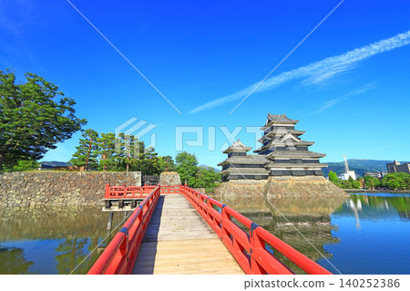 Matsumoto City, Nagano Prefecture, national treasure Matsumoto Castle and buried bridge scenery Matsumoto City, Nagano Prefecture, national treasure Matsumoto Castle and buried bridge scenery 140252386