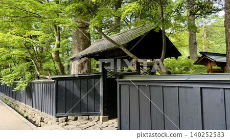 街道兩旁林立著藥屋門和黑色木柵欄,五月的晴空萬裡,樹木蔥鬱鬱蔥蔥。 (武士宅邸街/秋田縣仙北市角館町) 街道兩旁林立著藥屋門和黑色木柵欄,五月的晴空萬裡,樹木蔥鬱鬱蔥蔥。 (武士宅邸街/秋田縣仙北市角館町) 140252583