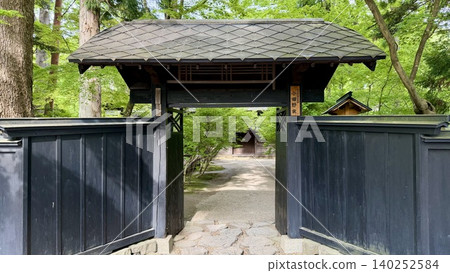 街道兩旁林立著藥屋門和黑色木柵欄,五月的晴空萬裡,樹木蔥鬱鬱蔥蔥。 (武士宅邸街/秋田縣仙北市角館町) 街道兩旁林立著藥屋門和黑色木柵欄,五月的晴空萬裡,樹木蔥鬱鬱蔥蔥。 (武士宅邸街/秋田縣仙北市角館町) 140252584