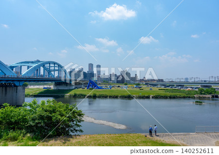 The border between Tokyo and Kanagawa prefectures: the Tama River, Maruko Bridge, and the townscape of Musashi-Kosugi. The border between Tokyo and Kanagawa prefectures: the Tama River, Maruko Bridge, and the townscape of Musashi-Kosugi. 140252611