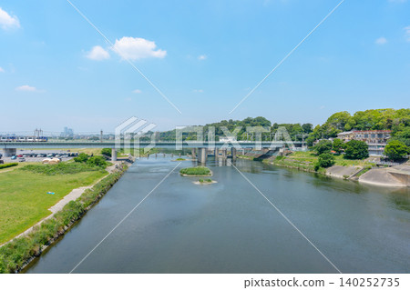 A view of the Tama River and the Tokyu Line railway bridge at the border between Tokyo and Kanagawa prefectures. A view of the Tama River and the Tokyu Line railway bridge at the border between Tokyo and Kanagawa prefectures. 140252735