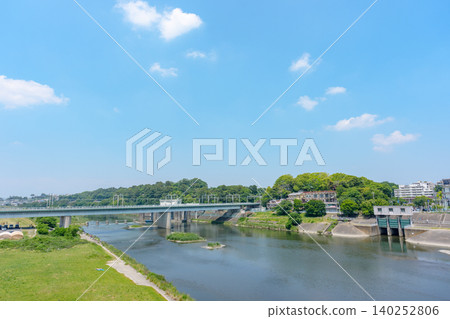 沿著多摩川和東急線,毗鄰東京都和神奈川縣的城市基礎設施景觀。 沿著多摩川和東急線,毗鄰東京都和神奈川縣的城市基礎設施景觀。 140252806