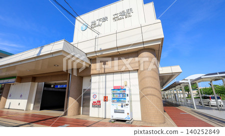 從橫濱市營地鐵藍線3號出口看到的館場站大樓。 140252849
