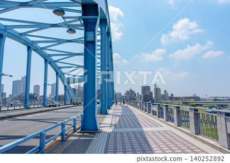 位於東京都和神奈川縣交界處的多摩川上的丸子橋,以及武藏小杉町的街景。 位於東京都和神奈川縣交界處的多摩川上的丸子橋,以及武藏小杉町的街景。 140252892