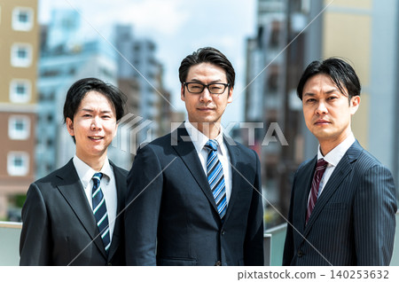 一個商務場景，畫面中有三位身穿西裝的男士。 140253632