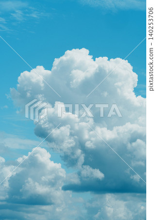 夏日的藍天白雲-夏日景象 夏日的藍天白雲-夏日景象 140253706