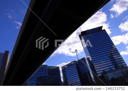 從大阪站前向上望去的景色照片。 從大阪站前向上望去的景色照片。 140253752