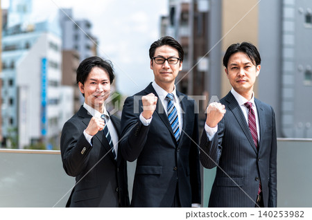 三個身穿西裝的男人緊握雙拳,神情樂觀。 三個身穿西裝的男人緊握雙拳,神情樂觀。 140253982