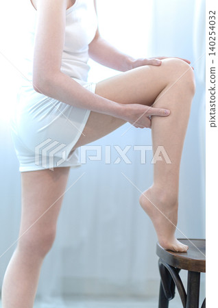 Woman doing leg massage 140254032