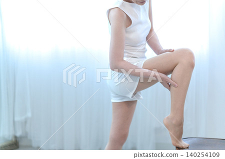 做腿部按摩的女人 140254109