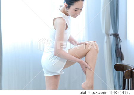 做腿部按摩的女人 做腿部按摩的女人 140254132
