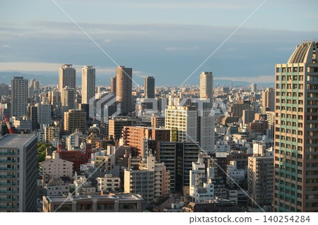 大阪市中心的高層公寓大樓和城市景觀 大阪市中心的高層公寓大樓和城市景觀 140254284