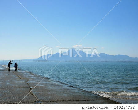 Fishing spot on the seabed road of the Ariake Sea in winter (Nabematsubara Coast, Tamana City, Kumamoto Prefecture) 140254758