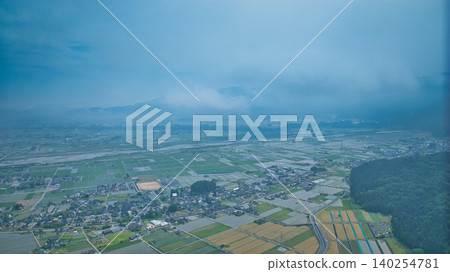 這是富山縣黑部川沖積扇的景象,隨著雨季臨近,這裡的空氣中含有大量的水蒸氣。 這是富山縣黑部川沖積扇的景象,隨著雨季臨近,這裡的空氣中含有大量的水蒸氣。 140254781