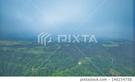 這是富山縣黑部川沖積扇的景象,隨著雨季臨近,這裡的空氣中含有大量的水蒸氣。 這是富山縣黑部川沖積扇的景象,隨著雨季臨近,這裡的空氣中含有大量的水蒸氣。 140254788
