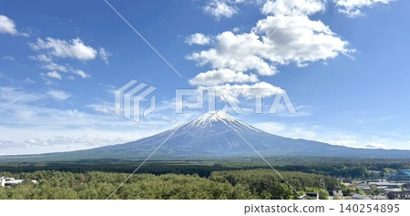 藍天白雲,雄偉的富士山盡收眼底,構成一幅壯麗的全景圖。 藍天白雲,雄偉的富士山盡收眼底,構成一幅壯麗的全景圖。 140254895
